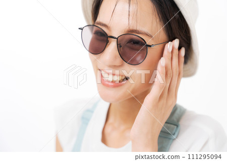 20多歲的女人戴著太陽鏡 20多歲的女人戴著太陽鏡 111295094