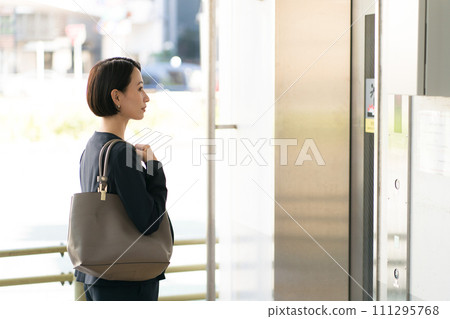 走在辦公室的女實業家 111295768