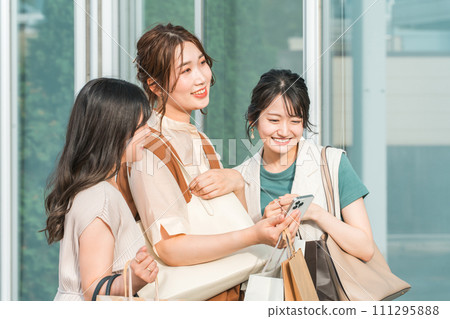 喜歡購物、逛街、促銷、討價還價、旅遊的女性朋友和朋友 111295888