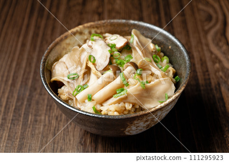 蘑菇米飯煮熟的米飯 111295923