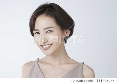 在白色背景上拍攝的皮膚護理影像 111295977