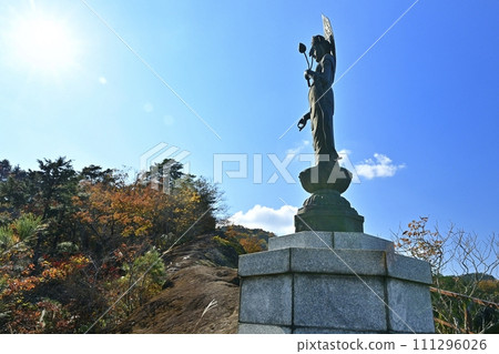 Ofuna Kannon statue at the northern end of the narrow ridge of Ofuneiwa in Okunoin of Chichibu temple No. 32 Hoshoji Temple 111296026