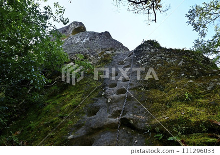 A rock mass with a statue of Dainichi Nyorai on the guidepost at the southern end of the narrow ridge of Ofunaiwa in Okunoin of Chichibu Temple No. 32 Hoshoji Temple. 111296033