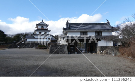 冬日陽光明媚的白石城城堡塔樓 冬日陽光明媚的白石城城堡塔樓 111296245