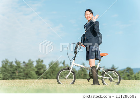 Junior high school/high school girls/high school girls in uniforms riding bicycles Junior high school/high school girls/high school girls in uniforms riding bicycles 111296592