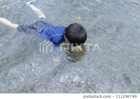 孩子們在河裡玩 孩子們在河裡玩 111296749