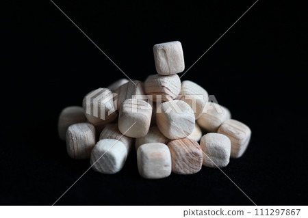 木塊凌亂堆疊的圖像,黑色背景 木塊凌亂堆疊的圖像,黑色背景 111297867