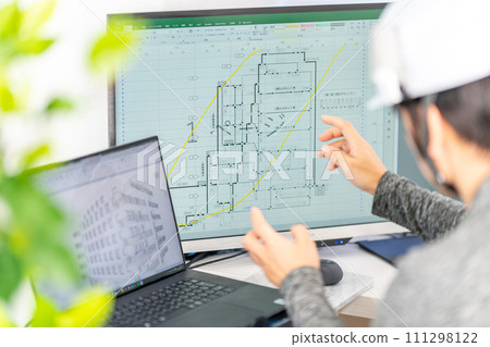 First-class male architect explaining construction schedule, network schedule, construction supervision 111298122