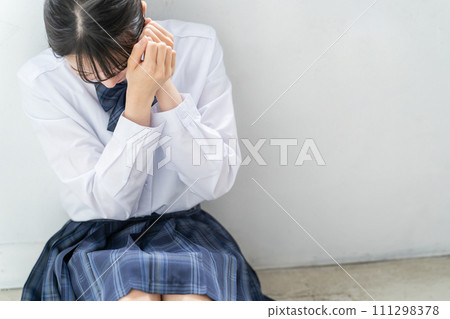 高中女生、高中生、國中生蹲在教室角落被嚇到（霸凌、暴力、家暴、被毆打、有毒父母、精神疾病） 111298378