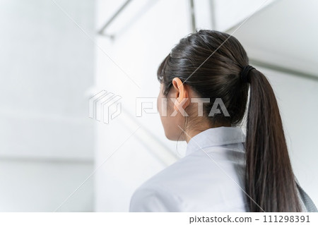 高中生、國中生、女高中生在校舍、走廊、樓梯內行走的後視圖(制服/校服) 高中生、國中生、女高中生在校舍、走廊、樓梯內行走的後視圖(制服/校服) 111298391