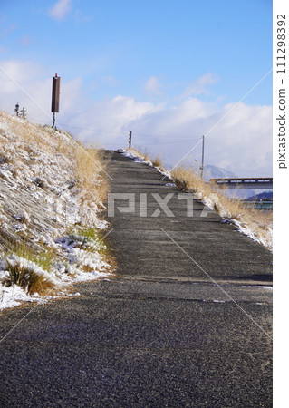 下雪天的河床路 下雪天的河床路 111298392