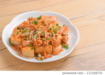 Stir-fried minced meat, tofu and kimchi 111298735