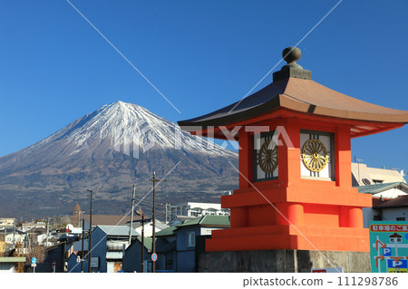從靜岡縣富士宮市富士宮淺間大社本宮表參道看到的富士山 111298786
