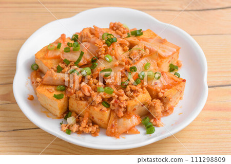 Stir-fried minced meat, tofu and kimchi 111298809