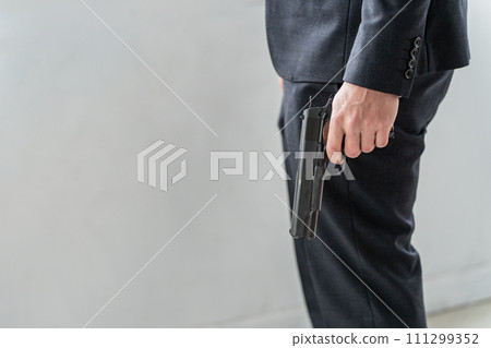 持手槍的男子(傷害/自衛/犯罪/恐嚇) 持手槍的男子(傷害/自衛/犯罪/恐嚇) 111299352