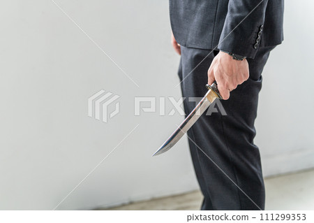 一名男子拿著刀（武器、傷害、自衛、犯罪、威脅、事件） 111299353