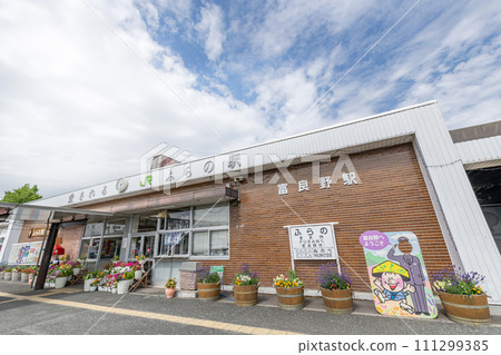 北海道富良野市,JR富良野站陽光明媚的日子 北海道富良野市,JR富良野站陽光明媚的日子 111299385