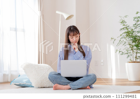 A young lady who operates a personal computer 111299481