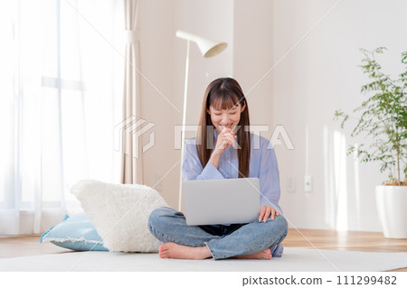 A young lady who operates a personal computer 111299482