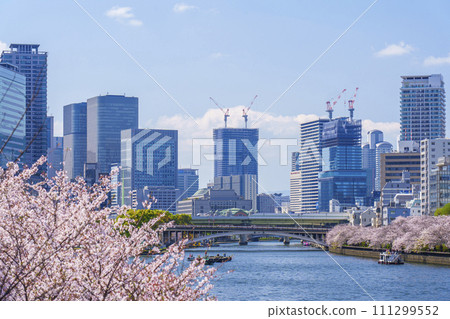 Aqua City Osaka, along the Okawa River, Tenmabashi Bridge and cherry blossoms in full bloom Aqua City Osaka, along the Okawa River, Tenmabashi Bridge and cherry blossoms in full bloom 111299552