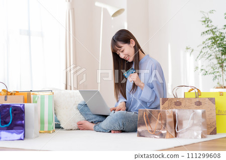 Young woman shopping online 111299608