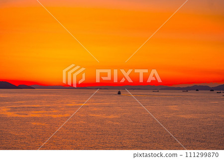 瀨戶內海的晚上視圖 瀨戶內海的晚上視圖 111299870