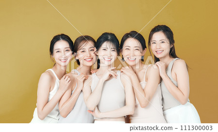 一群穿著自然色彩服裝、護膚、化妝品的中年婦女的美容形象 一群穿著自然色彩服裝、護膚、化妝品的中年婦女的美容形象 111300003