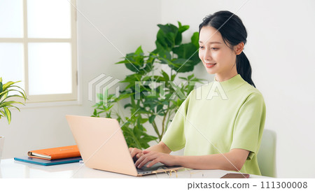 Women working on laptops 111300008