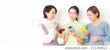 一群中年婦女一邊看智慧型手機一邊聊天 111300021