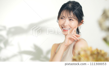 自然妝容的女人美麗的形象 自然妝容的女人美麗的形象 111300053