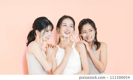 Beauty image of a group of middle-aged women wearing natural color costumes, skin care, cosmetics Beauty image of a group of middle-aged women wearing natural color costumes, skin care, cosmetics 111300054