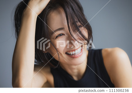 穿著運動服的女人 111300236