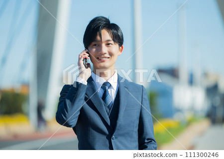 商人透過智慧型手機聯繫 111300246
