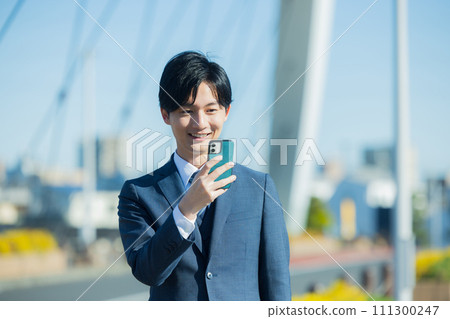 商人透過智慧型手機聯繫 111300247