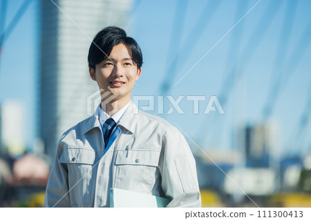 一個穿著工作服的男人 111300413