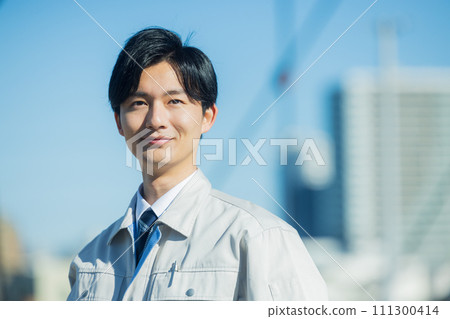 一個穿著工作服的男人 一個穿著工作服的男人 111300414