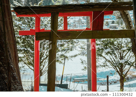 New torii and old torii [winter scenery in the countryside] 111300432