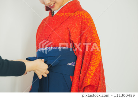 Wearing red furisode and hakama 111300489