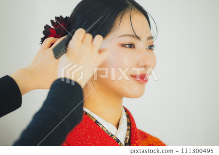 身穿紅色長袖和袴 111300495