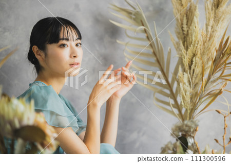 有花的一名婦女 有花的一名婦女 111300596