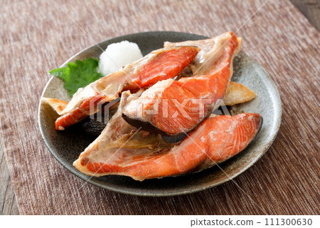 Salt-grilled salmon salmon 111300630