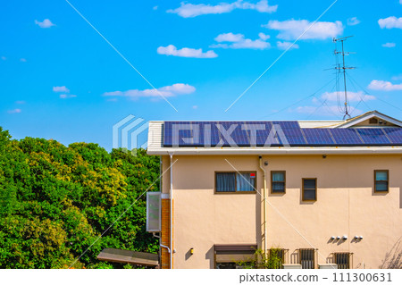 Blue sky and eco house 111300631