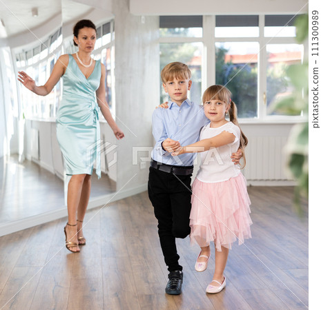Preteen dancers practicing vigorous lindy hop at dance rehearsal 111300989