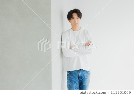 穿著T恤的男人 111301069