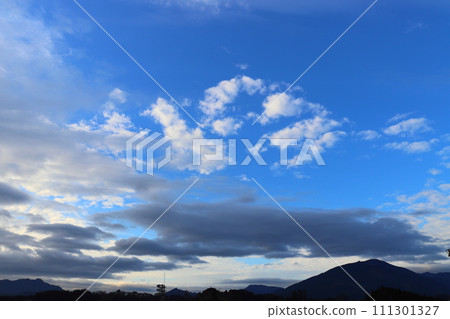 清晨的天空,藍天,雲彩,山脈 清晨的天空,藍天,雲彩,山脈 111301327