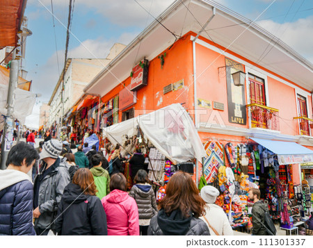 南美洲安地斯山脈地區的色彩繽紛商店：女巫街（玻利維亞拉巴斯） 111301337