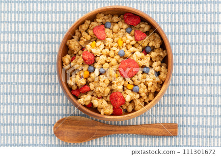 Fruit granola 111301672