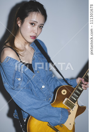 Female guitarist 111301678