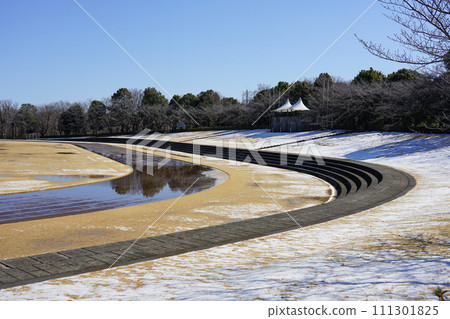 晴天的稻城中央公園，大地被雪覆蓋（東京都稻城市） 111301825