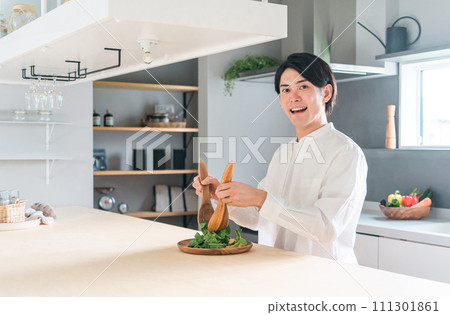 年輕人/家庭主婦/丈夫在廚房做飯（沙拉/健康/素食/有機） 111301861